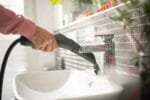 Čišćenje slavine i umivaonika koncentrisanim mlazom pare, Kärcher SC 3 EasyFix