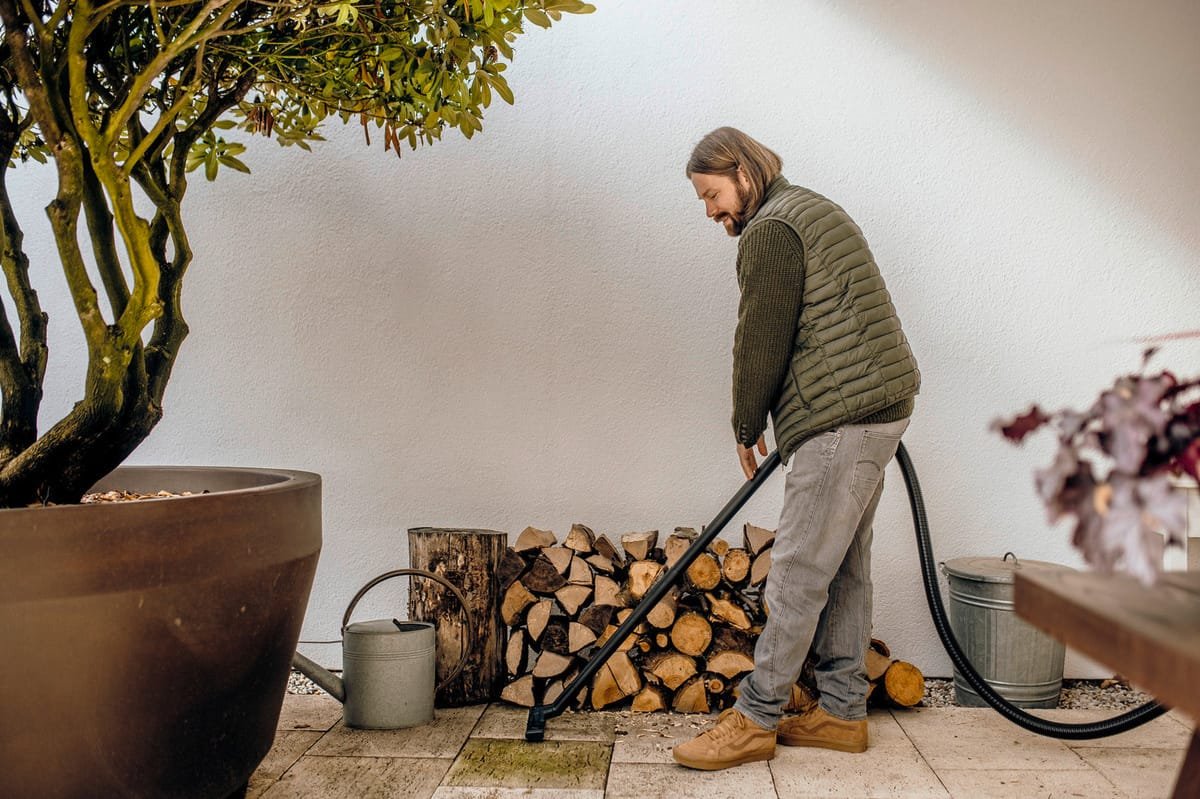 Kärcher WD 3 čisti terasu pored drvarnice