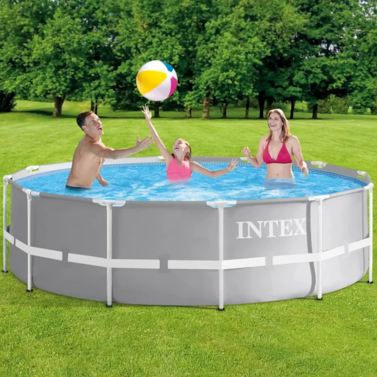 Intex Frame bazen postavljen na travnjaku u dvorištu, djeca se kupaju i igraju loptom