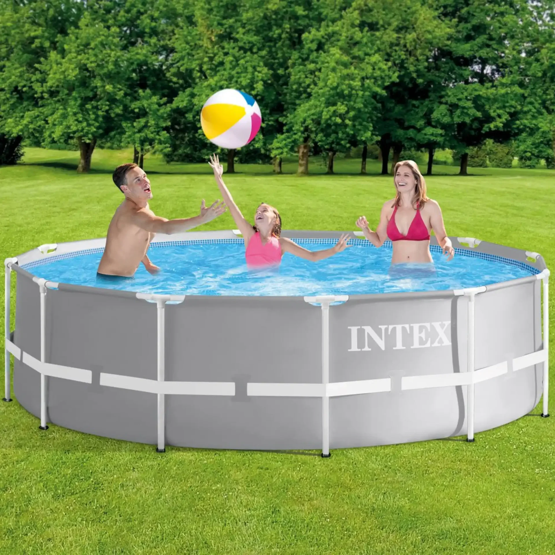 Intex Frame bazen postavljen na travnjaku u dvorištu, djeca se kupaju i igraju loptom
