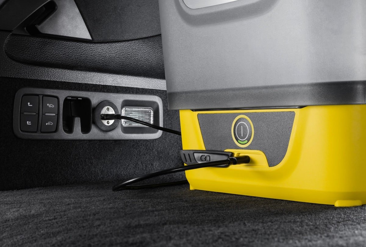 Punjenje baterije Kärcher OC 4 preko USB-C u autu